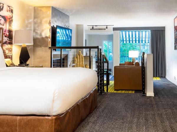 Montrose at Beverly Hills : photo 1 de la chambre suite premier avec lit king-size - ada