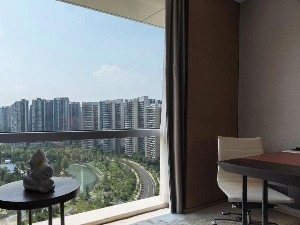 Crowne Plaza Chengdu Wenjiang, an IHG Hotel : photo 8 de la chambre chambre lit king-size avec vue sur la rivière