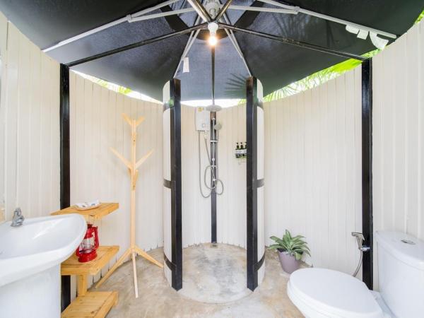 The Campster Kanchanaburi : photo 4 de la chambre bell tent garden view
