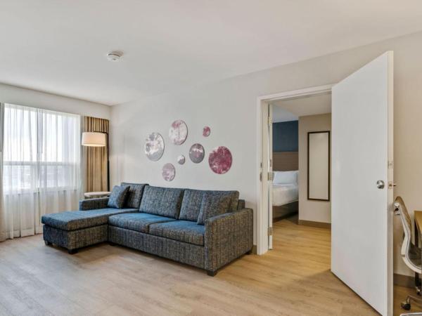 Holiday Inn & Suites Ottawa Kanata, an IHG Hotel : photo 9 de la chambre suite lit king-size d'angle avec canapé-lit