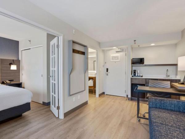 Holiday Inn & Suites Ottawa Kanata, an IHG Hotel : photo 4 de la chambre suite lit king-size avec canapé-lit