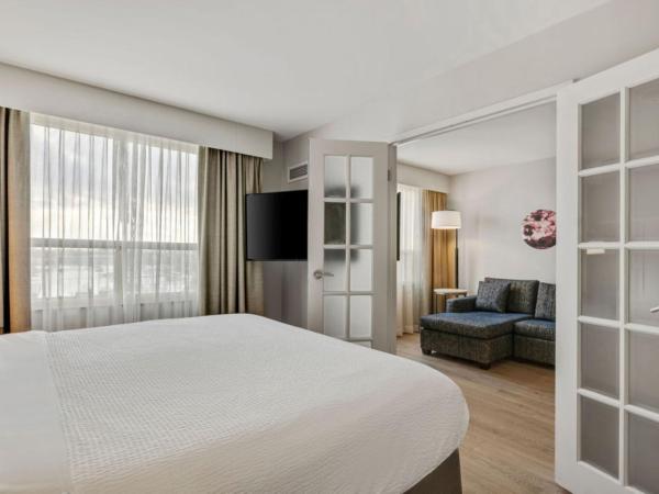 Holiday Inn & Suites Ottawa Kanata, an IHG Hotel : photo 10 de la chambre suite lit king-size d'angle avec canapé-lit