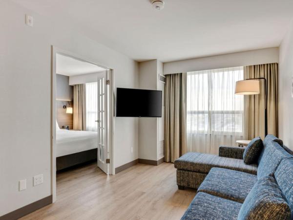 Holiday Inn & Suites Ottawa Kanata, an IHG Hotel : photo 7 de la chambre suite lit king-size d'angle avec canapé-lit