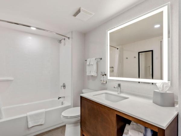 Holiday Inn & Suites Ottawa Kanata, an IHG Hotel : photo 8 de la chambre suite lit king-size avec canapé-lit