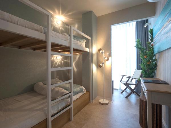 Glamping Tokyo Asakusa : photo 2 de la chambre hébergement lits jumeaux avec lits superposés et douche commune