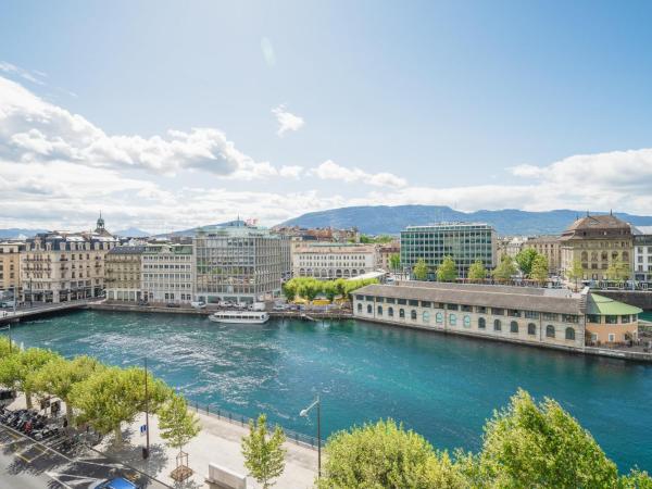 Mandarin Oriental, Geneva : photo 5 de la chambre suite junior avec lit king-size et terrasse