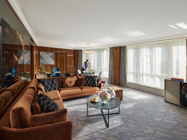 Mandarin Oriental, Geneva : photo 3 de la chambre suite d'angle lit king-size avec vue sur la rivière