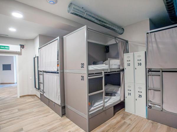 Hostel Dos Estaciones : photo 3 de la chambre bunk bed in female dormitory room (14 adults)