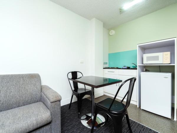 Comfort Inn & Suites Goodearth Perth : photo 7 de la chambre suite studio supérieure lit queen-size