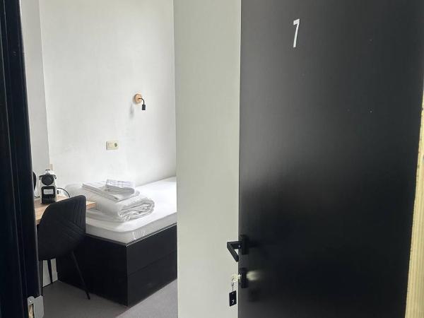 BED Pepin : photo 3 de la chambre chambre simple avec toilettes et douche communes