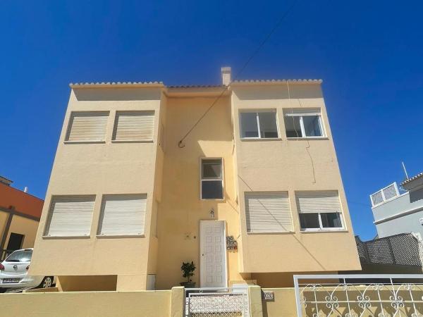 BLife Faro Beach Hostel : photo 1 de la chambre chambre triple avec salle de bains commune