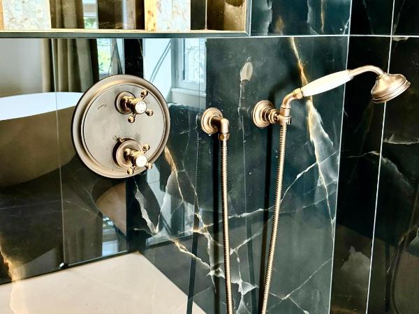 Clos du Cèdre - Maison et chambres d'Hôtes à Dinan : photo 4 de la chambre chambre lit king-size - vue sur jardin