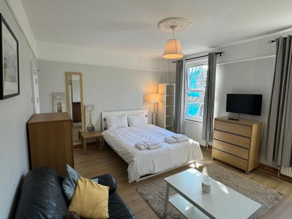 NapCastle Archway : photo 9 de la chambre chambre lit queen-size avec salle de bains commune