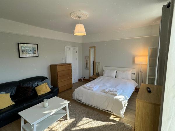 NapCastle Archway : photo 8 de la chambre chambre lit queen-size avec salle de bains commune