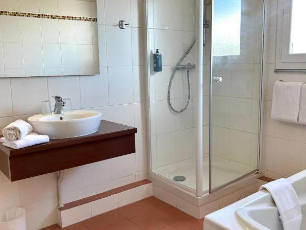 Brit Hotel Opal Centre Port : photo 7 de la chambre chambre double deluxe avec baignoire spa et terrasse