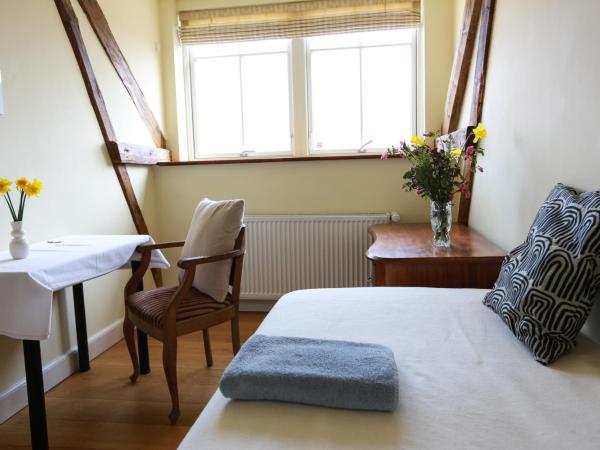 AvalonBnB : photo 2 de la chambre chambre simple avec salle de bains commune