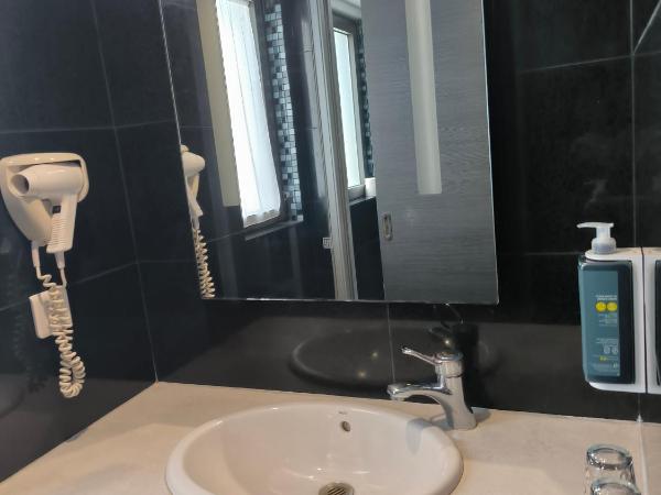 Brit Hotel Porte d'Espagne : photo 3 de la chambre chambre double confort