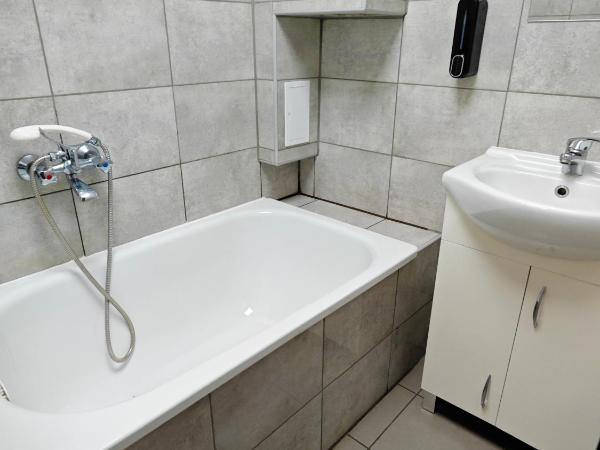 Apartments and rooms Clarus Mons Studio - apartamenty oraz pokoje pod Jasną Górą : photo 5 de la chambre chambre familiale avec salle de bains