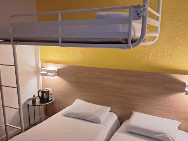 Brit Hotel Essentiel Tours Nord : photo 1 de la chambre chambre triple avec 3 lits simples
