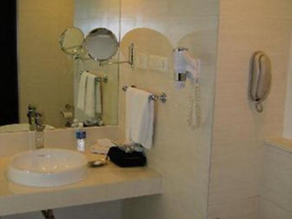 Royal Orchid Central, Pune : photo 8 de la chambre chambre double deluxe 