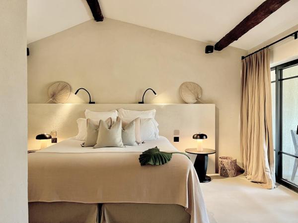 Toile Blanche : photo 1 de la chambre suite deluxe avec lit king-size