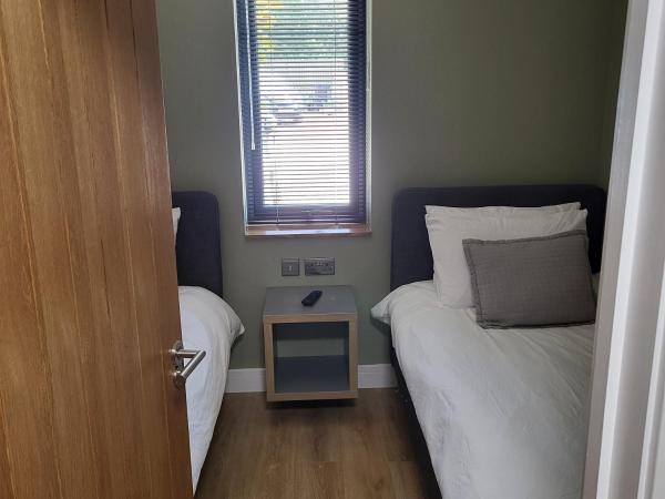 Open acres accommodation and airport parking : photo 7 de la chambre chambre double familiale