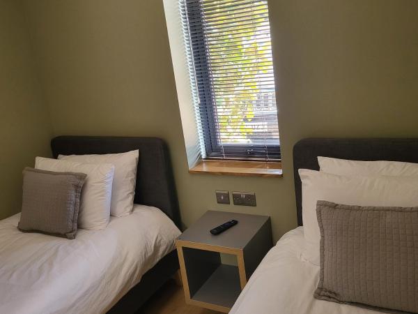 Open acres accommodation and airport parking : photo 8 de la chambre chambre double familiale