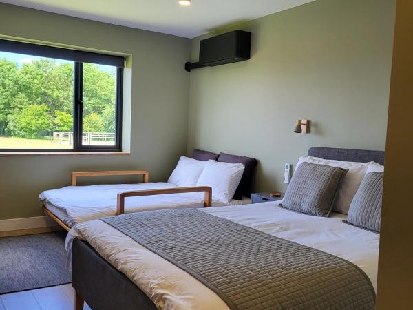Open acres accommodation and airport parking : photo 9 de la chambre chambre double familiale