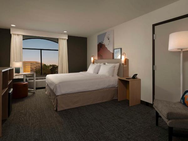 Spark By Hilton Houston Bush Intercontinental Airport : photo 1 de la chambre chambre lit king-size avec douche accessible en fauteuil roulant - adaptée aux personnes à mobilité réduite et aux malentendants
