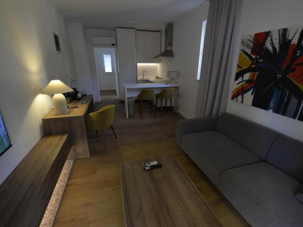 Suites Villa Ropuš : photo 7 de la chambre deluxe suite with side sea view and kitchen