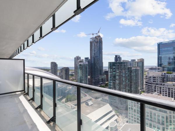 Stunning City LAKE VIEWS 4 beds-Free Parking : photo 6 de la chambre appartement - vue sur lac