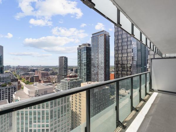 Stunning City LAKE VIEWS 4 beds-Free Parking : photo 7 de la chambre appartement - vue sur lac