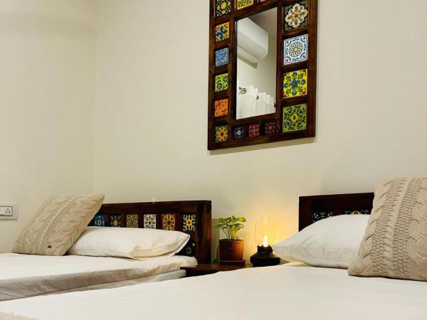 Vasudha : photo 8 de la chambre chambre double ou lits jumeaux avec salle de bains privative