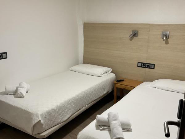 Casa OTANO : photo 1 de la chambre twin 2 beds inside shared bathroom