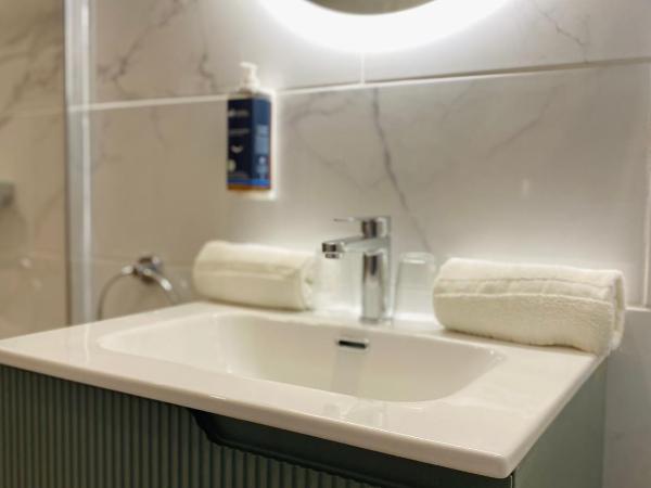 Brit Hotel Acacias : photo 6 de la chambre chambre double club avec salon privé (24 m²)