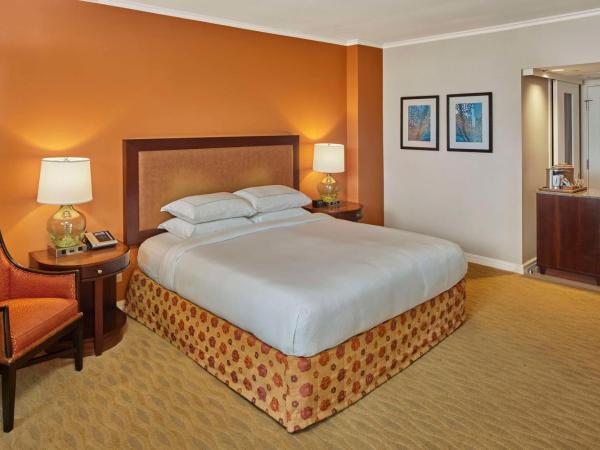 Hilton Hawaiian Village Waikiki Beach Resort : photo 2 de la chambre hébergement lit king-size - tour arc-en-ciel - vue sur océan et port de plaisance