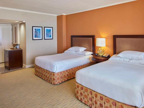 Hilton Hawaiian Village Waikiki Beach Resort : photo 1 de la chambre hébergement avec 2 lits doubles - tour arc-en-ciel - vue sur océan et port de plaisance