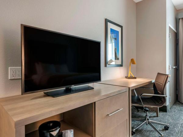 Comfort Inn & Suites Jacksonville - Orange Park Near Naval Air Station : photo 3 de la chambre chambre standard avec 2 lits queen-size - non-fumeurs 
