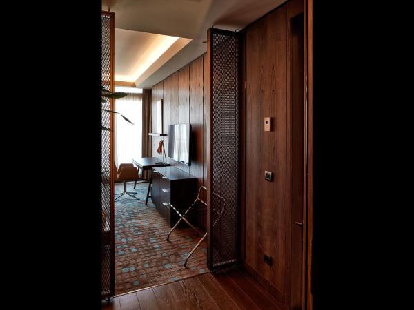 Naz City Hotel Taksim - Special Category : photo 8 de la chambre suite lit king-size avec balcon