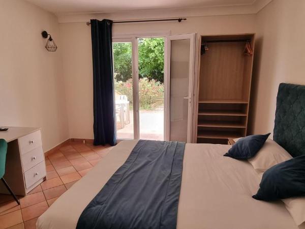 Le Gîte du Festival Sud Aqua - Avignon TGV : photo 5 de la chambre chambre double avec terrasse