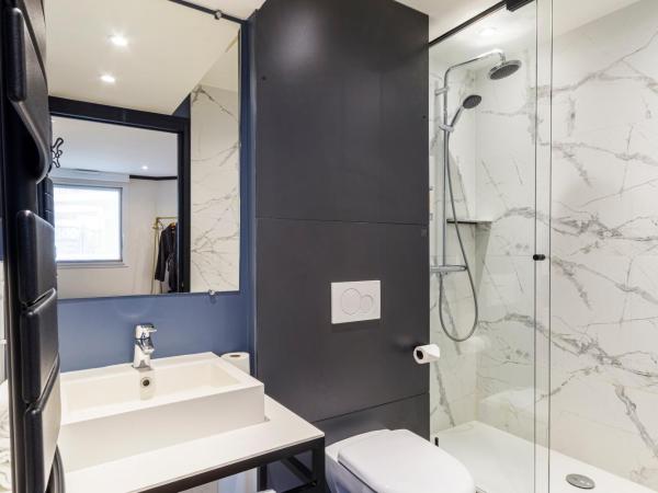 Best Western Les Bains Hotel et SPA : photo 7 de la chambre appartement - lit queen-size