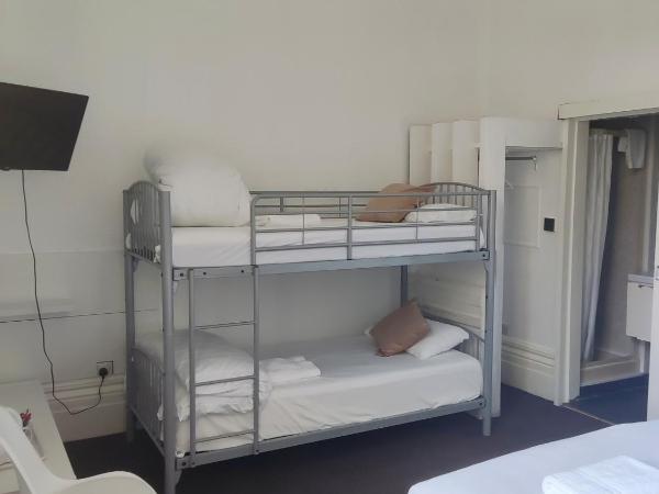 Central Wave : photo 2 de la chambre chambre familiale avec salle de bains privative