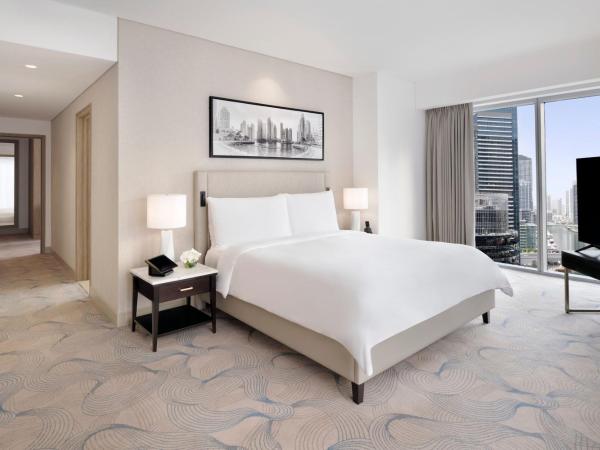 JW Marriott Hotel Marina : photo 1 de la chambre premier marina view suite, king bed, sofa bed, club lounge access with breakfast, lunch & dinner, 4pm late checkout, including direct access to dubai marina mall & marina walk