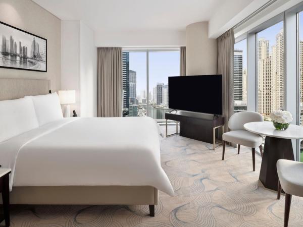 JW Marriott Hotel Marina : photo 2 de la chambre premier marina view suite, king bed, sofa bed, club lounge access with breakfast, lunch & dinner, 4pm late checkout, including direct access to dubai marina mall & marina walk