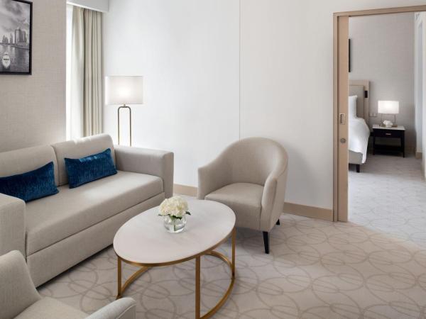 JW Marriott Hotel Marina : photo 5 de la chambre premier city view room, king bed and sofa bed, including direct access to dubai marina mall & marina walk