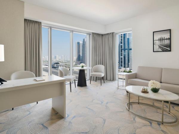 JW Marriott Hotel Marina : photo 3 de la chambre premier city view suite, king bed, sofa bed, club lounge access with breakfast, lunch & dinner, 4pm late checkout, including direct access to dubai marina mall & marina walk