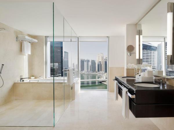 JW Marriott Hotel Marina : photo 3 de la chambre premier marina view suite, king bed, sofa bed, club lounge access with breakfast, lunch & dinner, 4pm late checkout, including direct access to dubai marina mall & marina walk