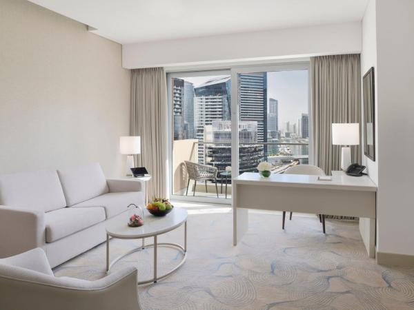 JW Marriott Hotel Marina : photo 4 de la chambre premier marina view suite, king bed, sofa bed, club lounge access with breakfast, lunch & dinner, 4pm late checkout, including direct access to dubai marina mall & marina walk