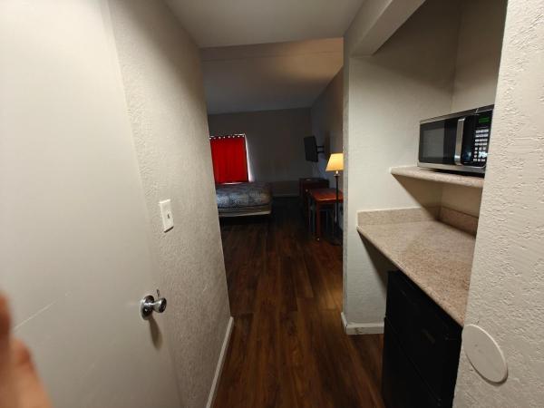 Budgetel Inns & Suites - Atlanta Galleria Stadium : photo 7 de la chambre chambre lit king-size - non-fumeurs