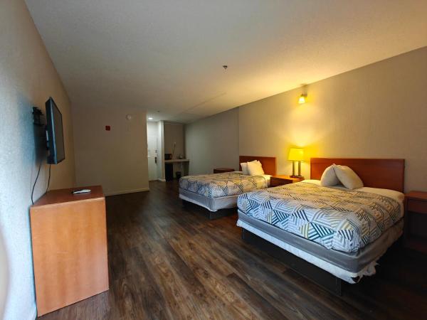 Budgetel Inns & Suites - Atlanta Galleria Stadium : photo 5 de la chambre chambre 2 lits queen-size - non-fumeurs